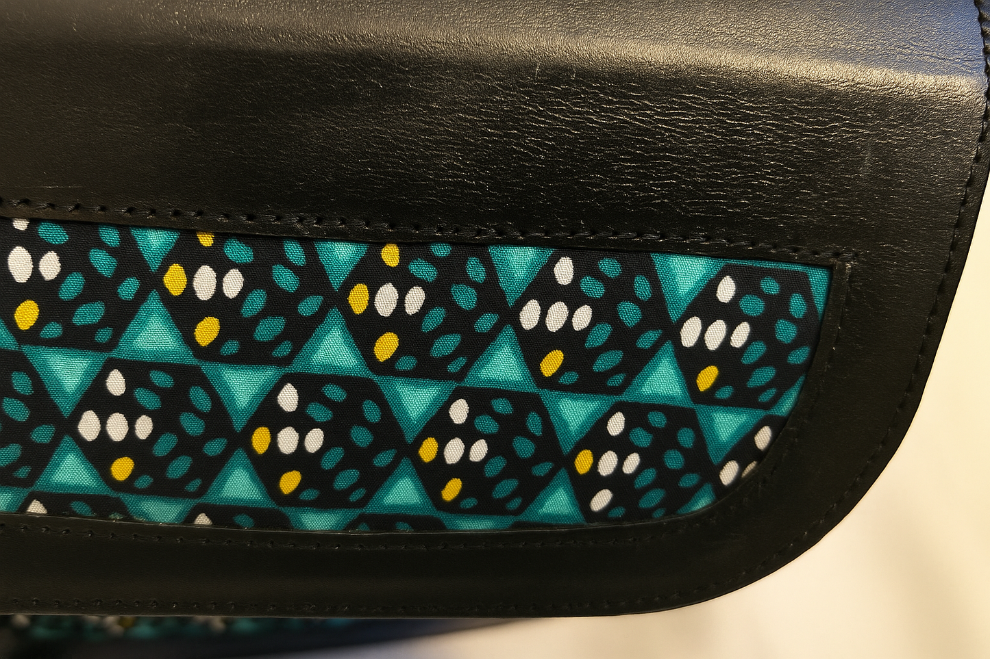 Sac africain en cuir et tissu wax – Sac bandoulière artisanal femme – Sac ethnique chic fait main Élégance et originalité