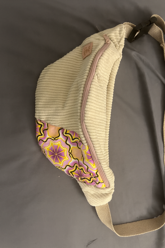 Banane femme en velours côtelé beige – Sac banane fait main avec doublure colorée wax violet et jaune – Accessoire mode original