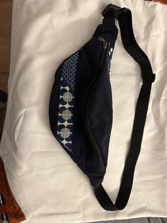 Banane en velours côtelé bleu marine et tissu wax – sac banane artisanal élégant et pratique